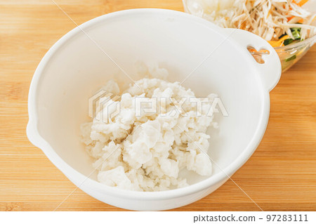 在碗裡壓碎的韓盆 97283111