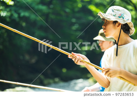 家庭享受釣魚 家庭享受釣魚 97283653