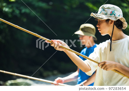 家庭享受釣魚 97283654