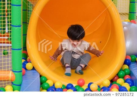 Children playing in the ball pool 97285172