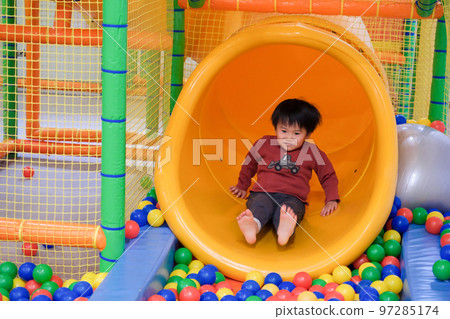 Children playing in the ball pool 97285174
