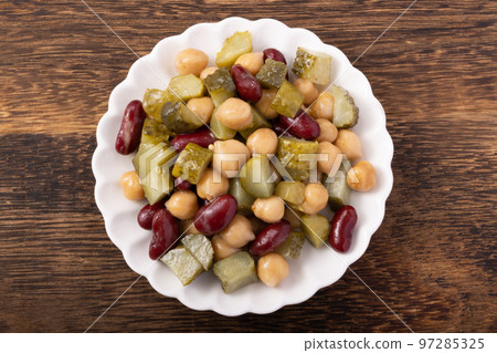 五顏六色的醃泡菜和豆類 五顏六色的醃泡菜和豆類 97285325