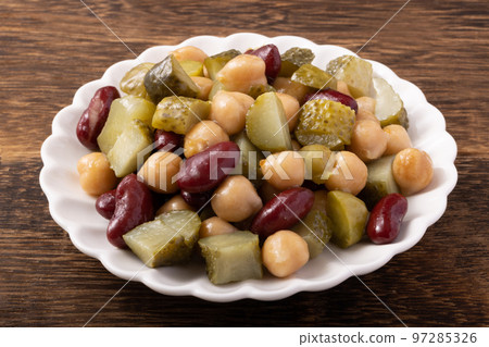 五顏六色的醃泡菜和豆類 五顏六色的醃泡菜和豆類 97285326