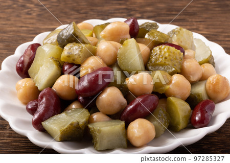 五顏六色的醃泡菜和豆類 五顏六色的醃泡菜和豆類 97285327
