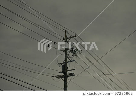 電線桿和電線在晚上 97285962