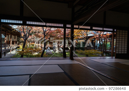 Kenninji Temple, Choontei Garden with autumn leaves 97286648