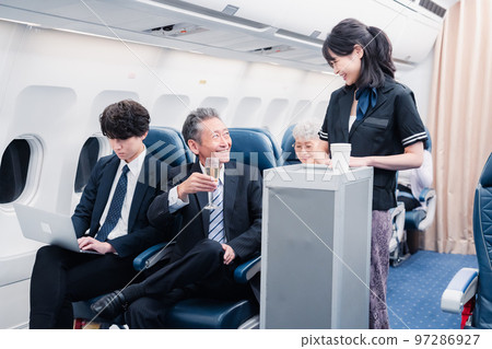 機組人員在機上提供飲料 97286927