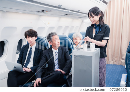 機組人員在機上提供飲料 97286930