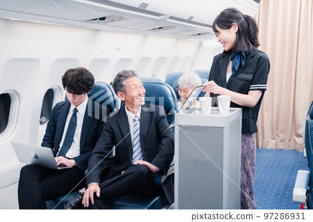 機組人員在機上提供飲料 97286931