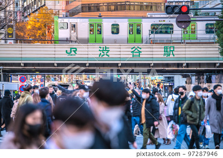日本東京街景 外國遊客紛至沓來,重溫著名的智能手機路口槍擊案=12月15日 日本東京街景 外國遊客紛至沓來,重溫著名的智能手機路口槍擊案=12月15日 97287946