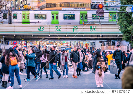 日本東京街景 外國遊客紛至沓來，重溫著名的智能手機路口槍擊案=12月15日 97287947