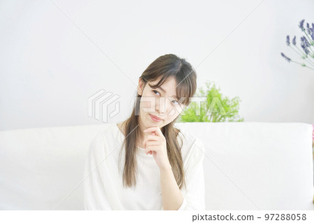 在家思考的女人 97288058