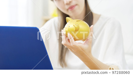一個女人在家裡用存錢罐想著不露面 97288060