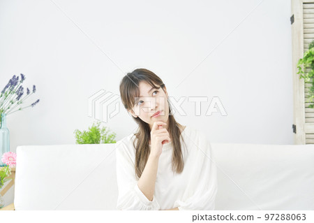 在家思考的女人 97288063