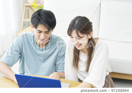夫妻倆在家看電腦 97288064