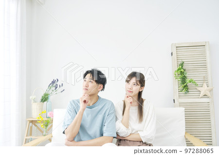夫婦在家思考 97288065
