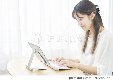 在家使用平板電腦的女人 97288066