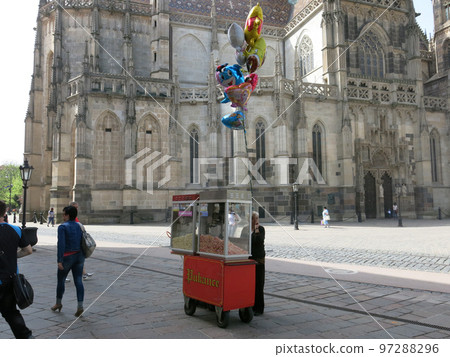 斯洛伐克科希策聖伊麗莎白大教堂前的爆米花小販 97288296