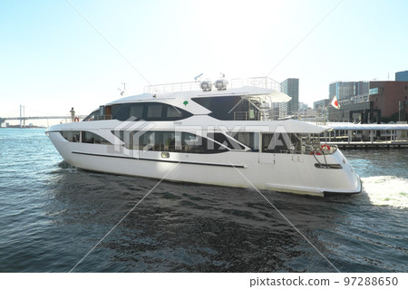 駛過東京港的東京湊丸號 駛過東京港的東京湊丸號 97288650