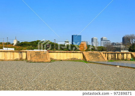 [Osaka Prefecture] Naniwanomiya Ruins Park and Osaka Castle in fine weather 97289871