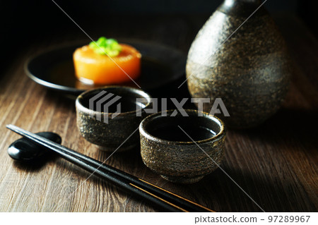 日本清酒和燉蘿蔔 97289967