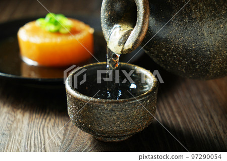 Poured sake and radish stew 97290054