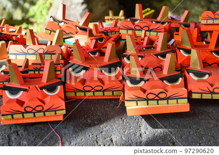 A lion head displayed at the chozuya at Kamakura Shrine (Kamakura City, Kanagawa Prefecture) A lion head displayed at the chozuya at Kamakura Shrine (Kamakura City, Kanagawa Prefecture) 97290620