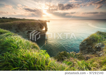 沖繩恩納村萬座毛的落日 沖繩恩納村萬座毛的落日 97291540