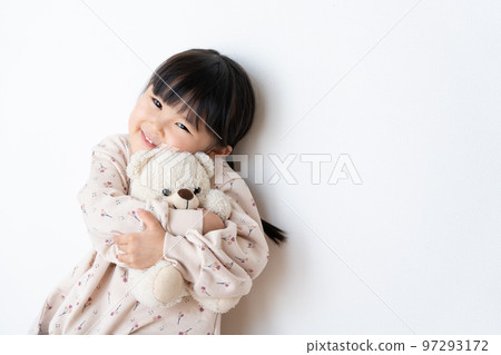 拿著最喜歡的毛絨熊的孩子（育兒、育兒、禮物、5歲） 97293172
