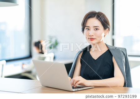 在接空間工作的女人 97293199