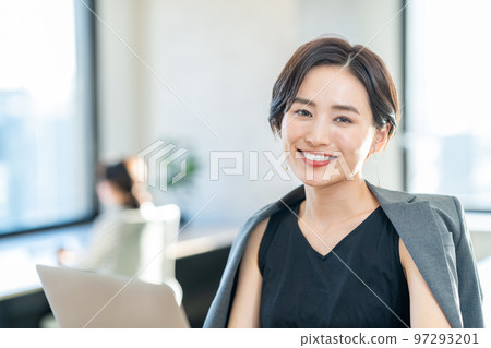 在接空間工作的女人 97293201