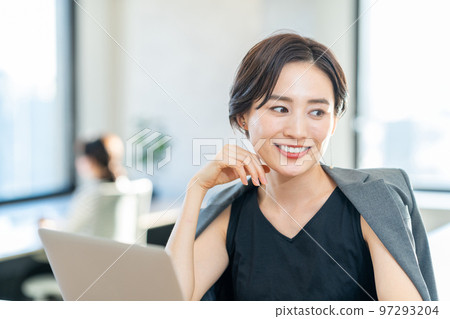 在接空間工作的女人 97293204