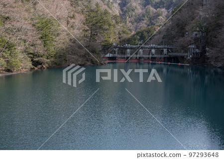 靜岡縣灰原郡川根本町的夢幻吊橋、翠綠的須又川和大間水壩的景色 97293648