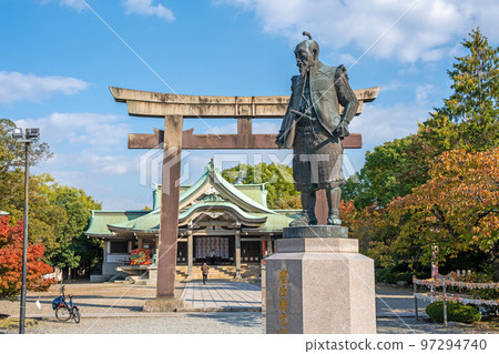 [大阪城]豐國神社豐臣秀吉像和鳥居 97294740