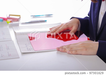 一個用紅色底襯記住答案的女孩 97301829