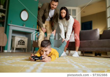Parents struggle with child addicted to video game 97302866