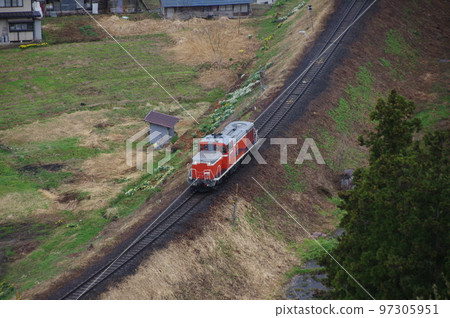 Atarizawa Line near Atarizawa Single locomotive forwarding 97305951