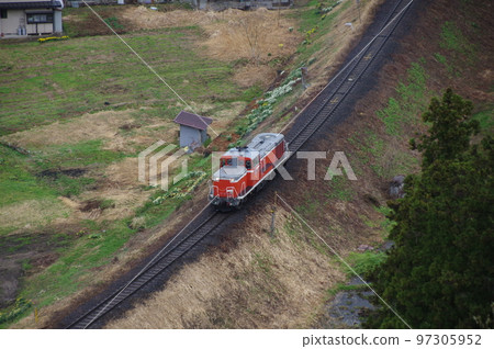Atarizawa Line near Atarizawa Single locomotive forwarding 97305952
