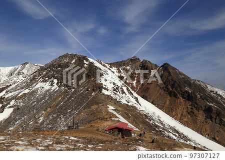 [Fixed price] Scenery of Mt. Nasudake in the midst of winter (Kengamine seen from the vicinity of Mine-no-Chaya Atomic Shelter / Nasu Town, Tochigi Prefecture) 97307127