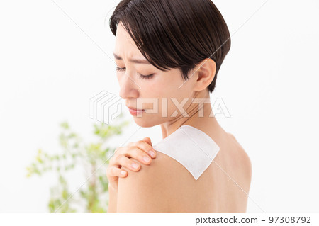 應用膏藥白色背景的婦女 97308792