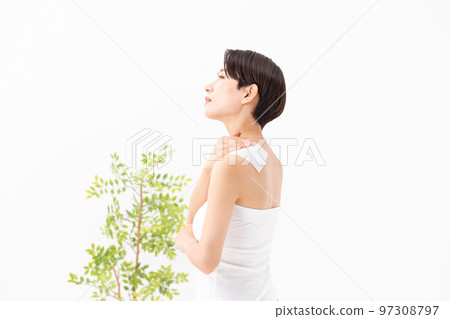 應用膏藥白色背景的婦女 97308797