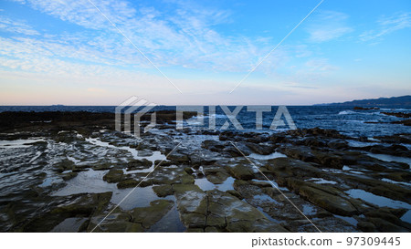 伊豆半島/惠比壽島岩石路面和晴朗的天空 97309445