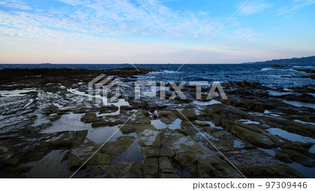 伊豆半島/惠比壽島岩石路面和晴朗的天空 97309446