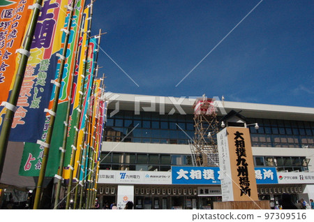 九州大相撲錦標賽正門相撲塔和旗幟 九州大相撲錦標賽正門相撲塔和旗幟 97309516