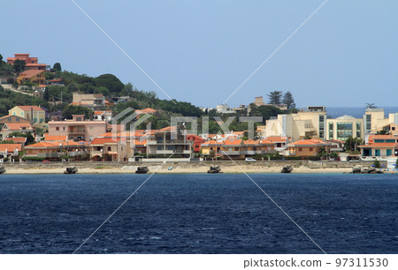 位於墨西拿海峽西西里一側的度假勝地 97311530