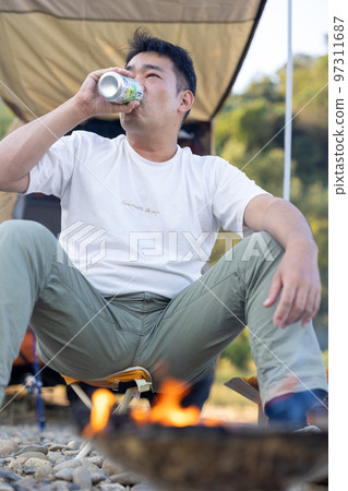 Solo camp, have a drink over the bonfire Solo camp, have a drink over the bonfire 97311687