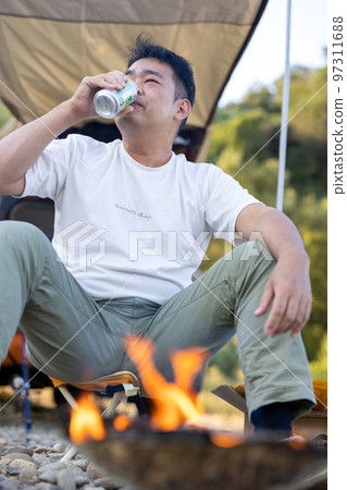 Solo camp, have a drink over the bonfire Solo camp, have a drink over the bonfire 97311688