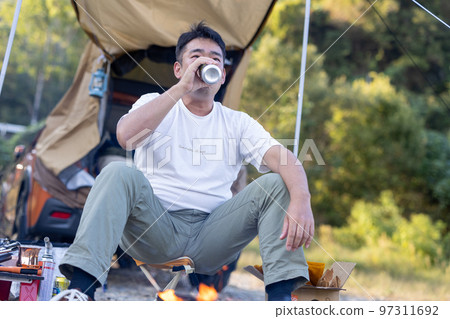 Solo camp, have a drink over the bonfire Solo camp, have a drink over the bonfire 97311692