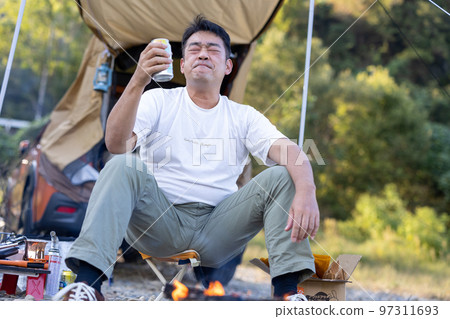 Solo camp, have a drink over the bonfire Solo camp, have a drink over the bonfire 97311693