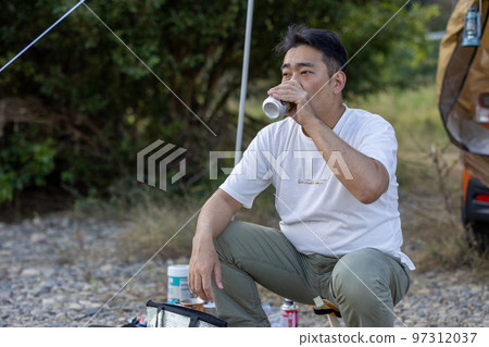獨自露營，篝火旁喝一杯 97312037